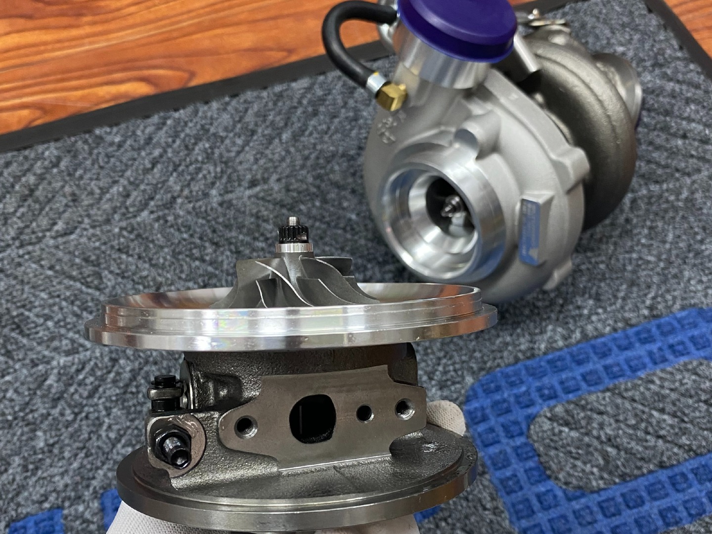 Assemblaggio del turbocompressore con alloggiamento aperto, che mostra STR interno